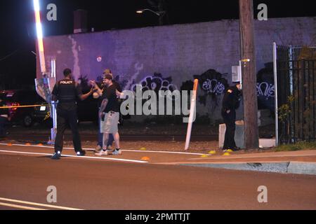 Paterson, États-Unis. 14th avril 2023. Les policiers recherchent des preuves sur les lieux du crime. Plusieurs fusillades ont été signalées à Paterson, dans le New Jersey, dans la soirée de vendredi. Deux personnes auraient été abattant sur East 18th Street vendredi soir. Aucun autre renseignement n'a été immédiatement disponible auprès du service de police de Paterson. Crédit : SOPA Images Limited/Alamy Live News Banque D'Images