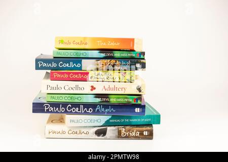 Nova Bana, Slovaquie - 14 avril 2023 : Une pile de livres écrits par l'auteur brésilien Paulo Coelho. Banque D'Images