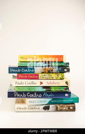 Nova Bana, Slovaquie - 14 avril 2023 : Une pile de livres écrits par l'auteur brésilien Paulo Coelho. Banque D'Images