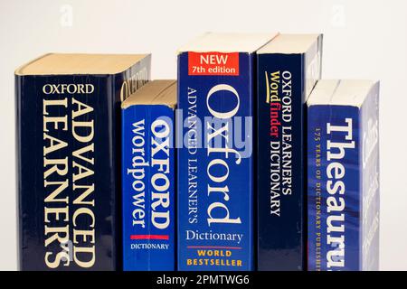 Nova Bana, Slovaquie - 14 avril 2023 : Une pile de dictionnaires anglais isolés sur fond blanc. Banque D'Images