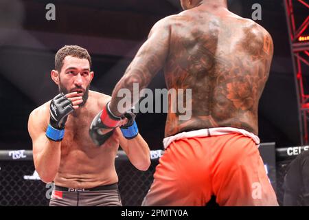 Las Vegas, Nevada, États-Unis. 14th avril 2023. Léger Ahmed Amir regarde son adversaire pendant la nuit de combat de la saison régulière PFL 3 au Théâtre à l'intérieur de l'Hôtel Virgin sur 14 avril 2023 à Las Vegas, NV. Christopher Trim/CSM/Alamy Live News Banque D'Images