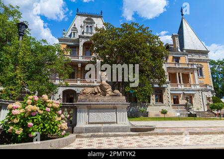 Sculpture de la Femme-Sphinx avec un bal au Palais Massandra, une villa chateauesque de l'empereur Alexandre III de Russie à Massandra, Crimée. Construire Banque D'Images