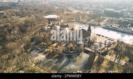 Vue aérienne du complexe du château de Vajdahunyad à Budapest Banque D'Images