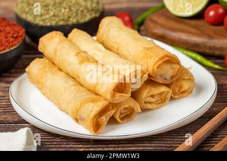 Pâte à cigarettes. Tarte au fromage sur parquet. Rouleaux de fromage frits avec phyllo. Nom local sigara boregi. Gros plan Banque D'Images