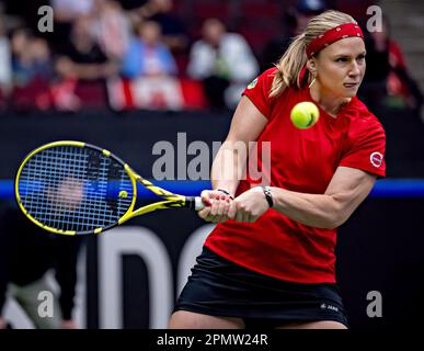 (230415) --VANCOUVER, 15 avril 2023 (Xinhua) -- la compagnie belge Ysalin Bonaventure revient à Rebecca Marino au Canada lors du match de qualification de la coupe du Roi Billie Jean entre le Canada et la Belgique à Vancouver, au Canada, sur 14 avril 2023. (Photo par Andrew Soong/Xinhua) Credit: Xinhua/Alay Live News Banque D'Images