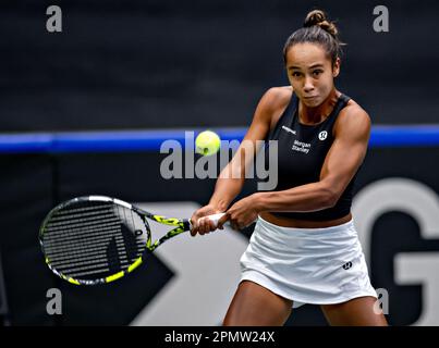 (230415) --VANCOUVER, 15 avril 2023 (Xinhua) -- le canadien Leylah Fernandez revient à Yanina Wickmayer de Belgique lors du match de qualification de la coupe du Roi Jean Billie entre le Canada et la Belgique à Vancouver, au Canada, sur 14 avril 2023. (Photo par Andrew Soong/Xinhua) Credit: Xinhua/Alay Live News Banque D'Images