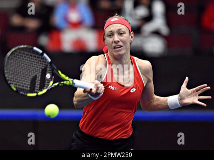 (230415) --VANCOUVER, 15 avril 2023 (Xinhua) -- Yanina Wickmayer de Belgique revient au canadien Leylah Fernandez lors du match de qualification de la coupe du Roi Jean Billie entre le Canada et la Belgique à Vancouver, au Canada, sur 14 avril 2023. (Photo par Andrew Soong/Xinhua) Credit: Xinhua/Alay Live News Banque D'Images