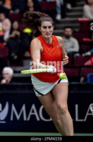 (230415) --VANCOUVER, 15 avril 2023 (Xinhua) -- Rebecca Marino, du Canada, revient à la Bonaventure Ysalin belge lors du match de qualification de la coupe du Roi Billie Jean entre le Canada et la Belgique à Vancouver, au Canada, sur 14 avril 2023. (Photo par Andrew Soong/Xinhua) Credit: Xinhua/Alay Live News Banque D'Images