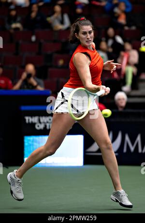 (230415) --VANCOUVER, 15 avril 2023 (Xinhua) -- Rebecca Marino, du Canada, revient à la Bonaventure Ysalin belge lors du match de qualification de la coupe du Roi Billie Jean entre le Canada et la Belgique à Vancouver, au Canada, sur 14 avril 2023. (Photo par Andrew Soong/Xinhua) Credit: Xinhua/Alay Live News Banque D'Images