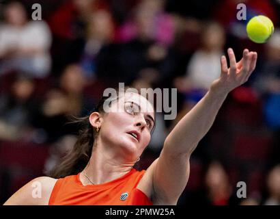 (230415) --VANCOUVER, 15 avril 2023 (Xinhua) -- Rebecca Marino, du Canada, sert le ballon à la Bonaventure Ysalin belge lors du match de qualification de la coupe du Roi Billie Jean entre le Canada et la Belgique à Vancouver, au Canada, sur 14 avril 2023. (Photo par Andrew Soong/Xinhua) Credit: Xinhua/Alay Live News Banque D'Images