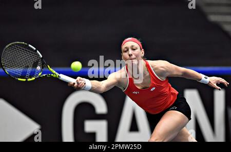 (230415) --VANCOUVER, 15 avril 2023 (Xinhua) -- Yanina Wickmayer de Belgique revient au canadien Leylah Fernandez lors du match de qualification de la coupe du Roi Jean Billie entre le Canada et la Belgique à Vancouver, au Canada, sur 14 avril 2023. (Photo par Andrew Soong/Xinhua) Credit: Xinhua/Alay Live News Banque D'Images