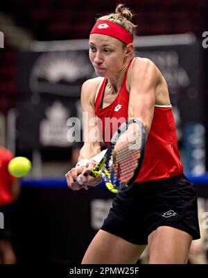 (230415) --VANCOUVER, 15 avril 2023 (Xinhua) -- Yanina Wickmayer de Belgique revient au canadien Leylah Fernandez lors du match de qualification de la coupe du Roi Jean Billie entre le Canada et la Belgique à Vancouver, au Canada, sur 14 avril 2023. (Photo par Andrew Soong/Xinhua) Credit: Xinhua/Alay Live News Banque D'Images