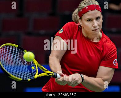 (230415) --VANCOUVER, 15 avril 2023 (Xinhua) -- la compagnie belge Ysalin Bonaventure revient à Rebecca Marino au Canada lors du match de qualification de la coupe du Roi Billie Jean entre le Canada et la Belgique à Vancouver, au Canada, sur 14 avril 2023. (Photo par Andrew Soong/Xinhua) Credit: Xinhua/Alay Live News Banque D'Images