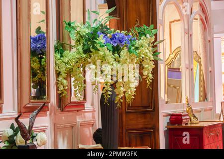 Bouquet d'acacia blanche à l'intérieur d'une chambre vintage. Banque D'Images