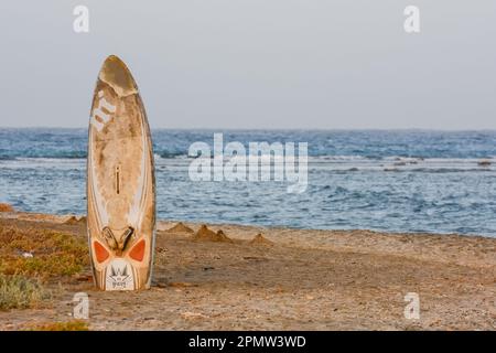 planche à voile coincée dans la plage de sable au bord de la mer rouge en egypte vue détaillée Banque D'Images