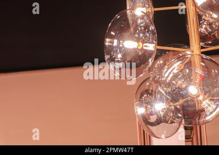 Lampe avec abat-jour en verre rond et plat. Banque D'Images