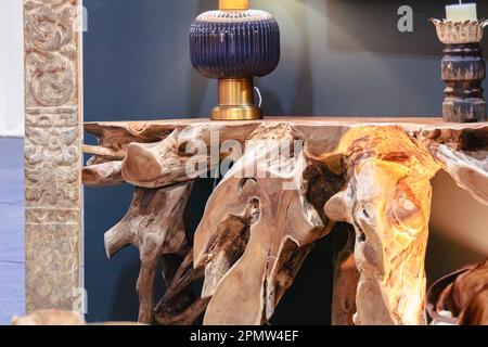 Table à partir de la racine d'une arborescence. Intérieur du coffre de l'arbre. Banque D'Images
