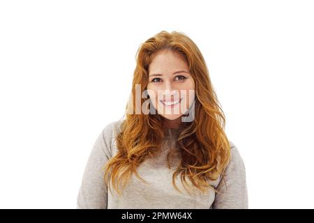 Beauté REDHEAD. Belle femme souriante saine avec des cheveux au gingembre naturel sur blanc Banque D'Images