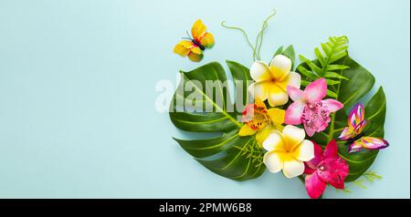 Arrière-plan d'été avec fleurs d'orchidées tropicales, papillons et feuilles de palmier tropicales vertes sur fond clair. Plan d'agencement, vue de dessus. Banque D'Images