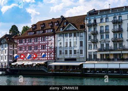 Reuss et ville de Lucerne avec Hôtel de luxe en Suisse. Banque D'Images