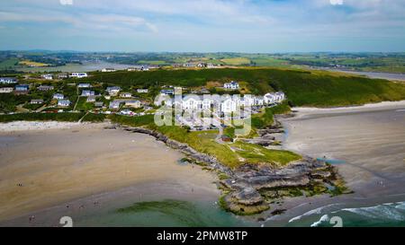 Falaise côtière sur la côte atlantique de l'Irlande. Pointe de la Vierge Marie. Inchydoney est une petite île au large de West Cork, en Irlande. La ville la plus proche est Clonaki Banque D'Images