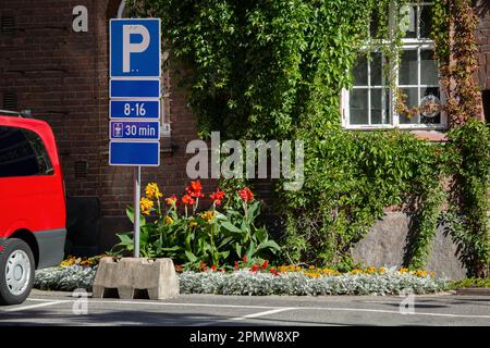 Parking de l'hôtel avec mur vert. Photo de haute qualité Banque D'Images