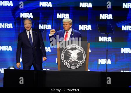 Indianapolis, États-Unis. 14th avril 2023. L'ancien président des États-Unis Donald J. Trump s'exprime au NRA-ILA leadership Forum 2023 à Indianapolis. Le forum fait partie des réunions et expositions annuelles de la National Rifle Association, qui devraient accueillir environ 70 000 personnes, qui ouvrent aujourd'hui et se tenir jusqu'au dimanche. (Photo de Jeremy Hogan/SOPA Images/Sipa USA) Credit: SIPA US/Alay Live News