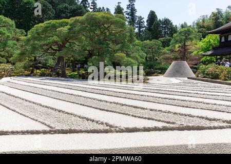 Kyoto Japon avril 2023 Ginshan sable argenté représentant la mer. Ginkaku-ji ou Pavillon d'argent, officiellement appelé Jisho-ji, est un temple zen Banque D'Images