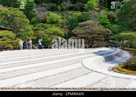 Kyoto Japon avril 2023, Ginkaku-ji Pavillon d'argent temple sable raché mer d'argent jardin zen représente la mer, mer d'argent de sable, Japon, Asie Banque D'Images