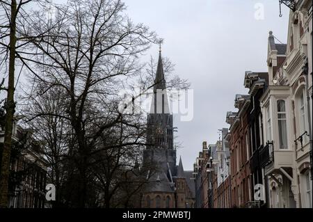 Eglise Vondelkerk en arrière-plan à la rue Vondelstraat à Amsterdam, pays-Bas 29-3-2023 Banque D'Images