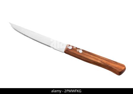 Couteau de table dentelé avec poignée en bois isolée sur blanc, chemin de coupe inclus Banque D'Images