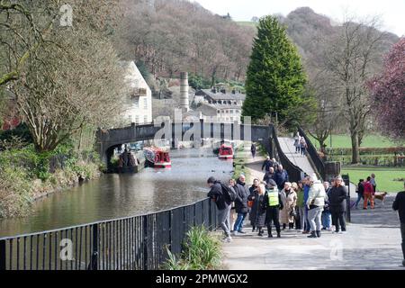 Catherine Cawood-semblable dans l'uniforme de fausse policewoman en tête de la visite des lieux de tournage autour de la ville Hebden Bridge utilisé dans l'émission télévisée Happy Valley Banque D'Images