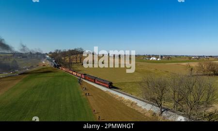 Ronks, Pennsylvanie, 18 février 2023 - une vue aérienne d'un train à vapeur à double tête de fret, combiné de train de voyageurs. Ramassage de passagers dans les terres agricoles du Moyen-Orient, lors d'une Sunny Winter Day Banque D'Images