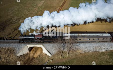Ronks, Pennsylvanie, 28 décembre 2022 - vue parallèle aérienne d'un train de passagers à vapeur antique restauré qui se déplace à travers la campagne lors d'une Sunny automne Banque D'Images