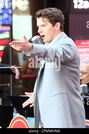 New York, NY, États-Unis. 14th avril 2023. Colton Ryan photographié comme la troupe de Broadway New York, New York se produit sur Good Morning America sur 14 avril 2023. Crédit : RW/Media Punch/Alamy Live News Banque D'Images