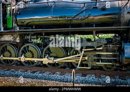 Vue rapprochée de l'équipement de course d'une locomotive à vapeur lors d'une journée ensoleillée Banque D'Images