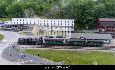 Cass, Virginie-Occidentale, 6 juin 2022 - vue aérienne d'Une locomotive de Shay se préparer à pousser les entraîneurs de passagers lors d'une visite panoramique des montagnes de Virginie-Occidentale, le jour de l'été Banque D'Images