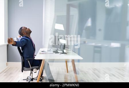 L'homme africain fait un exercice d'étirement au bureau Banque D'Images