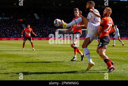 Allan Campbell, de Luton Town, et CJ Hamilton, de Blackpool, lors du match du championnat Sky Bet à Kenilworth Road, Luton. Date de la photo: Lundi 10 avril 2023. Banque D'Images