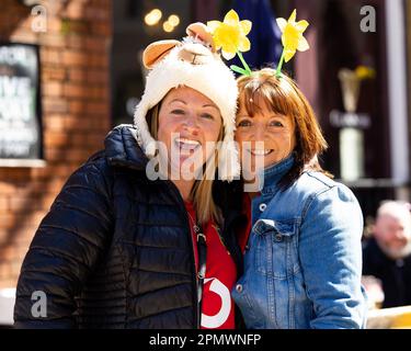 Wales les fans de femmes avant le match des six nations de TikTok le pays de Galles contre la France au BT Cardiff Arms Park, Cardiff, Royaume-Uni, 15th avril 2023 (photo de Nick Browning/News Images) Banque D'Images