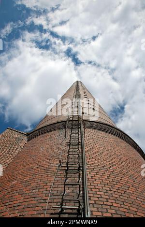 Mine Landsweiler-Reden en Sarre, cheminée en face du ciel avec nuages Banque D'Images