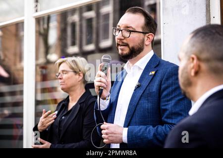 EINDHOVEN - Président Benjamin Ector du COC Eindhoven pendant la suspension du nouveau drapeau arc-en-ciel à l'association COC Eindhoven. COC pays-Bas a appelé à l'affichage du drapeau arc-en-ciel en faveur de la communauté LGBTI. L'appel est une réponse aux cas récents de violence contre la communauté et s'adresse aux municipalités, aux provinces et aux clubs de football, entre autres. ANP ROB ENGELAAR pays-bas - belgique OUT crédit: ANP/Alay Live News Banque D'Images