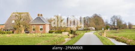 Vue sur le petit village de Dorkwerd, municipalité de Groningen aux pays-Bas Banque D'Images