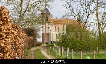 Chruch du petit village de Dorkwerd, municipalité de Groningen aux pays-Bas Banque D'Images