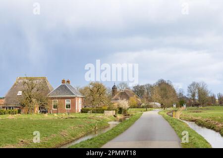 Vue sur le petit village de Dorkwerd, municipalité de Groningen aux pays-Bas Banque D'Images