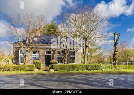 Maison pittoresque avec espalaces dans le petit village de Dorkwerd, municipalité de Groningen aux pays-Bas Banque D'Images