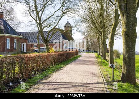 Vue sur le petit village de Dorkwerd, municipalité de Groningen aux pays-Bas Banque D'Images