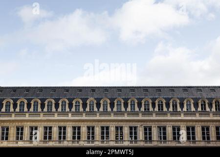 Façade d'un palais historique dans le jardin des Tuileries parisien Banque D'Images