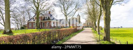 Vue sur le petit village de Dorkwerd, municipalité de Groningen aux pays-Bas Banque D'Images