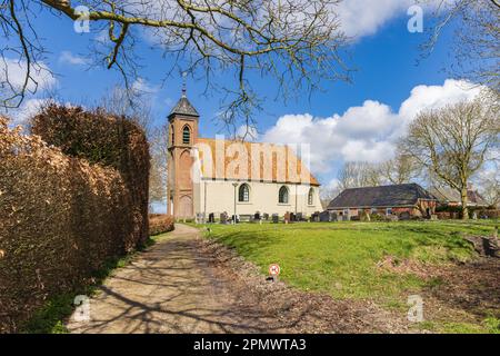 Vue sur le petit village de Dorkwerd, municipalité de Groningen aux pays-Bas Banque D'Images